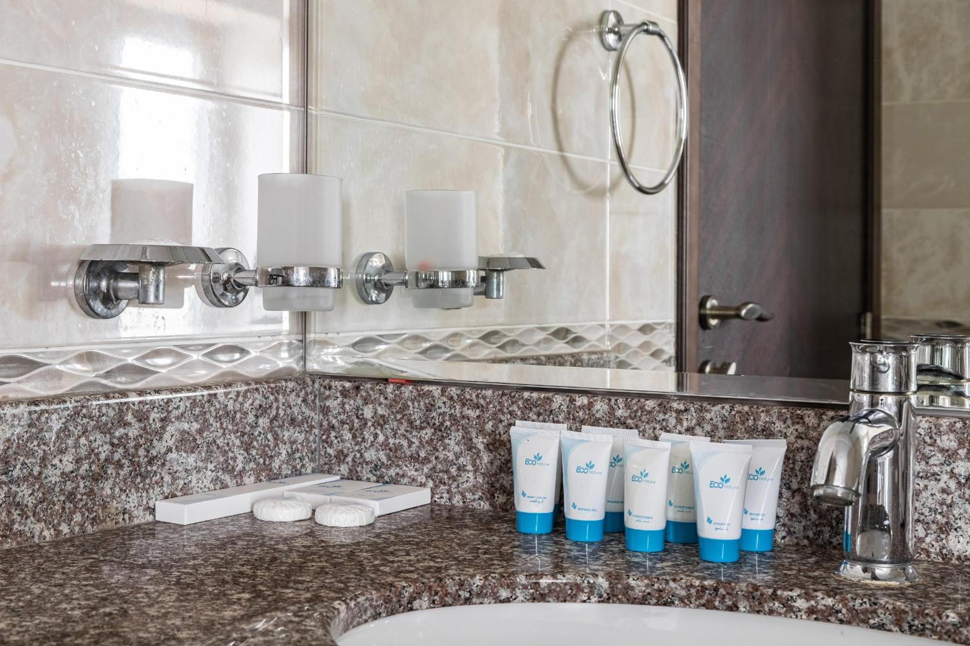 Amazing Beachfront Near Atlantis Waterpark By Simply Comfort Sarai Palm Jumeirah Dubai